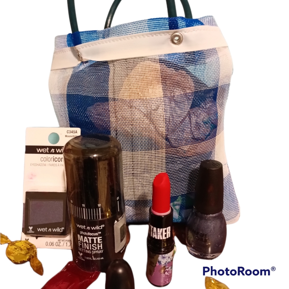 Everything makeup 💄 gift bag, medium.